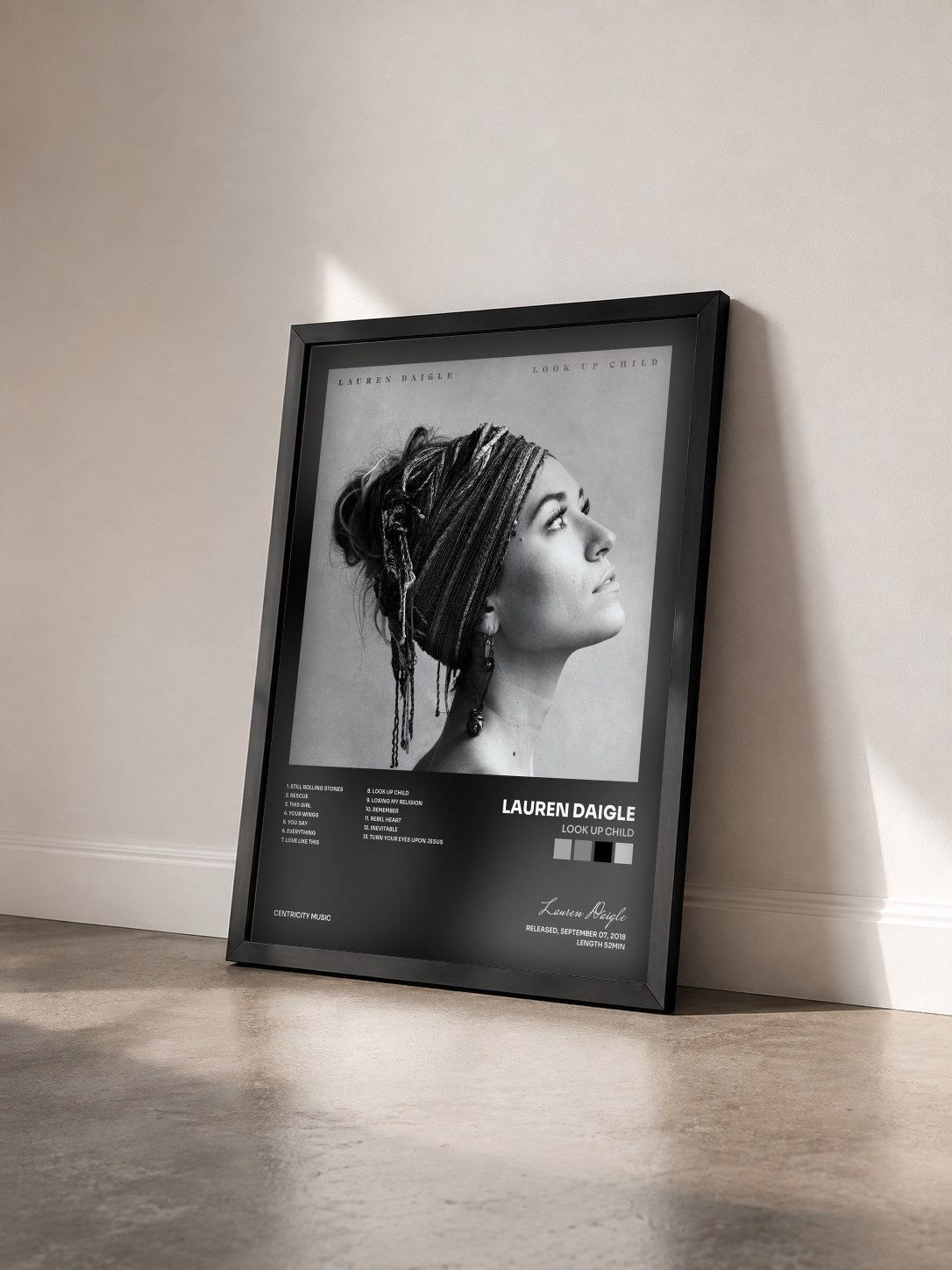 #noir Tableau de l'album Look Up Child de Lauren Daigle vu de trois quarts, cadre noir