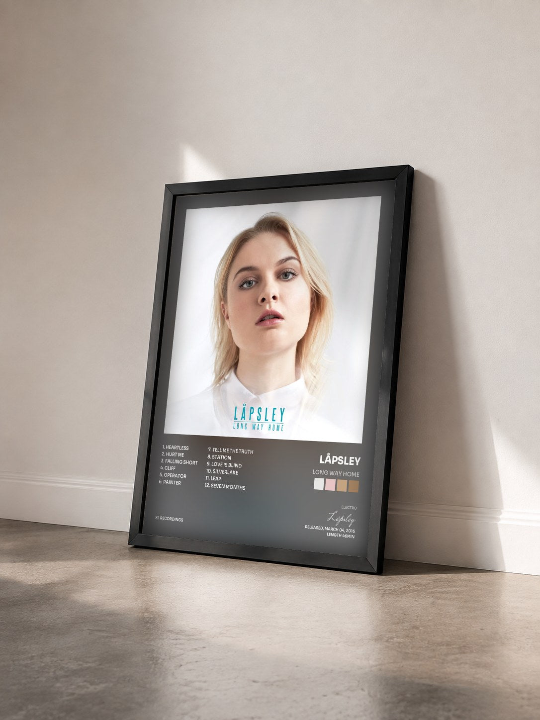 #noir Tableau de l'album Long Way Home de Låpsley vu de trois quarts, cadre noir