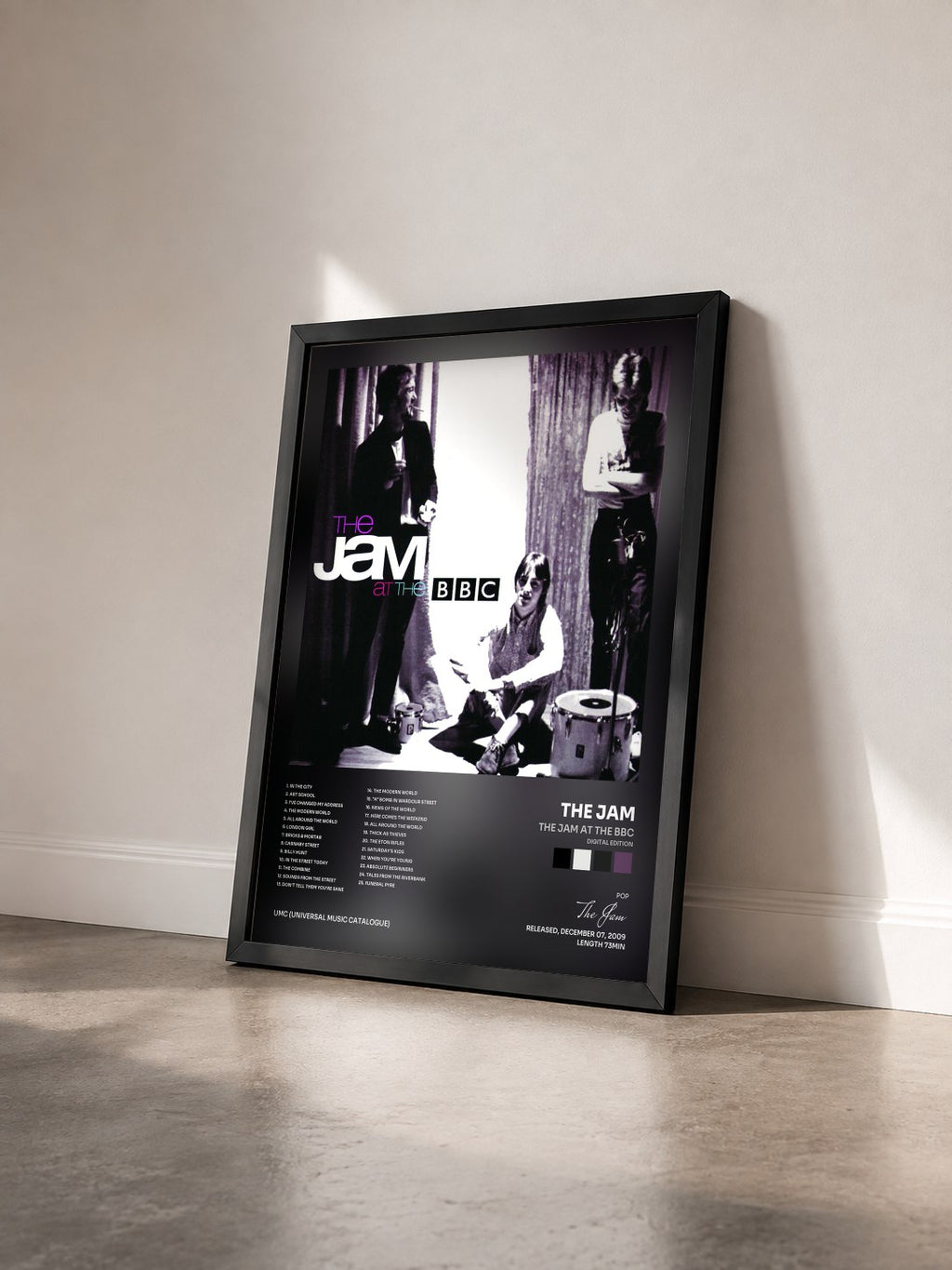 #noir Tableau de l'album The Jam At The BBC (Digital Edition) de The Jam vu de trois quarts, cadre noir