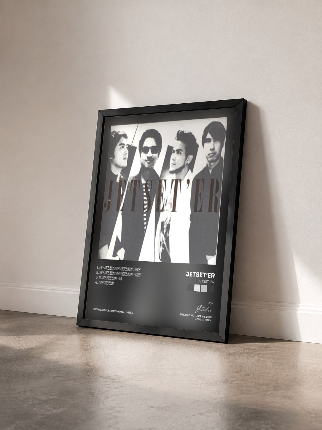 #noir Tableau de l'album JETSET 'ER de Jetset'er vu de trois quarts, cadre noir