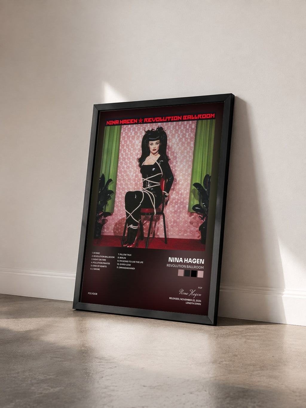 #noir Revolution Ballroom von Nina Hagen als gerahmter Kunstdruck von schräg gesehen, schwarzer Rahmen