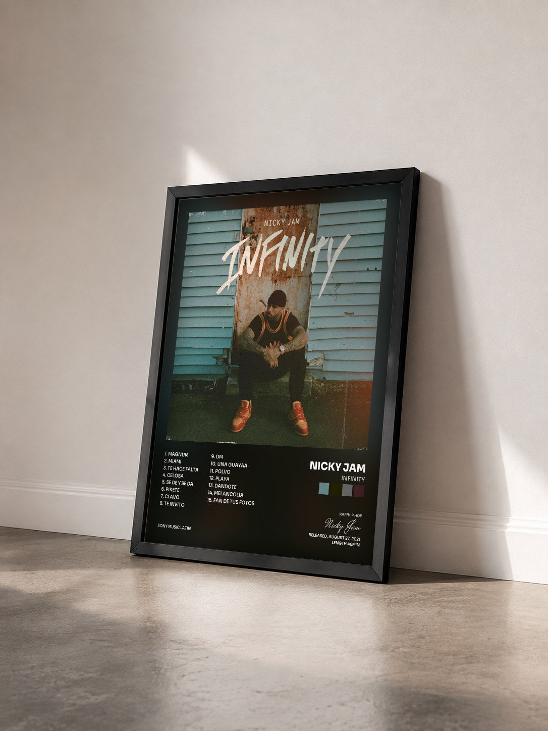 #noir Tableau de l'album Infinity de Nicky Jam vu de trois quarts, cadre noir