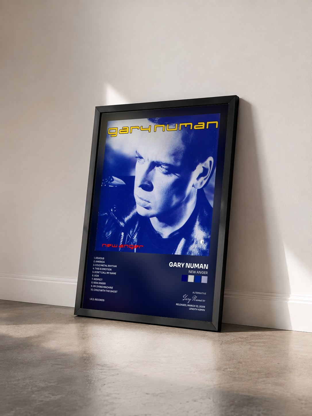 #noir Tableau de l'album New Anger de Gary Numan vu de trois quarts, cadre noir