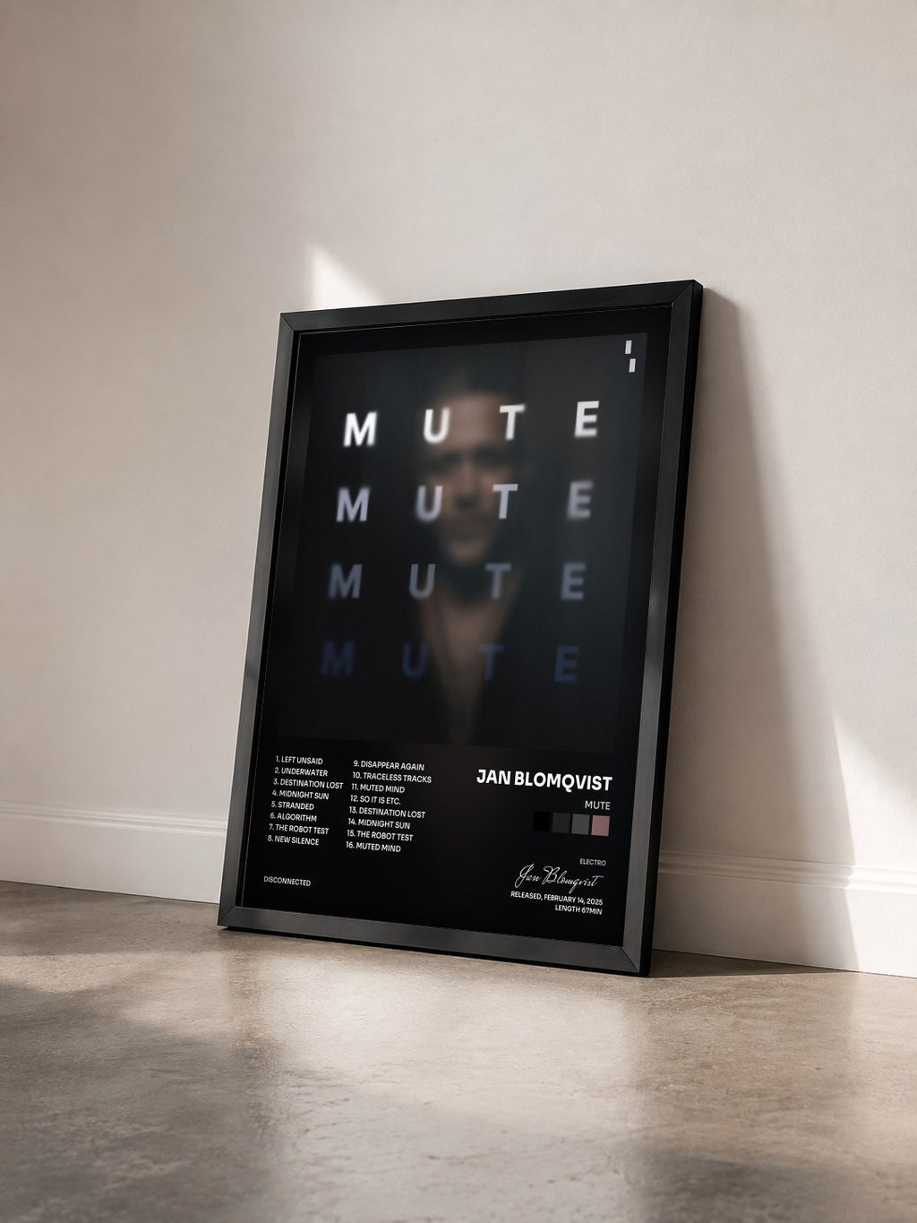 #noir Tableau de l'album MUTE de Jan Blomqvist vu de trois quarts, cadre noir