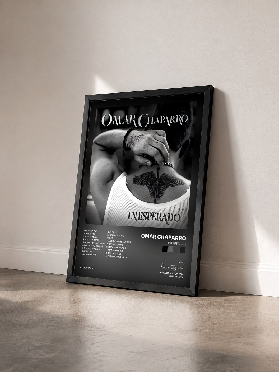 #noir Tableau de l'album Inesperado de Omar Chaparro vu de trois quarts, cadre noir