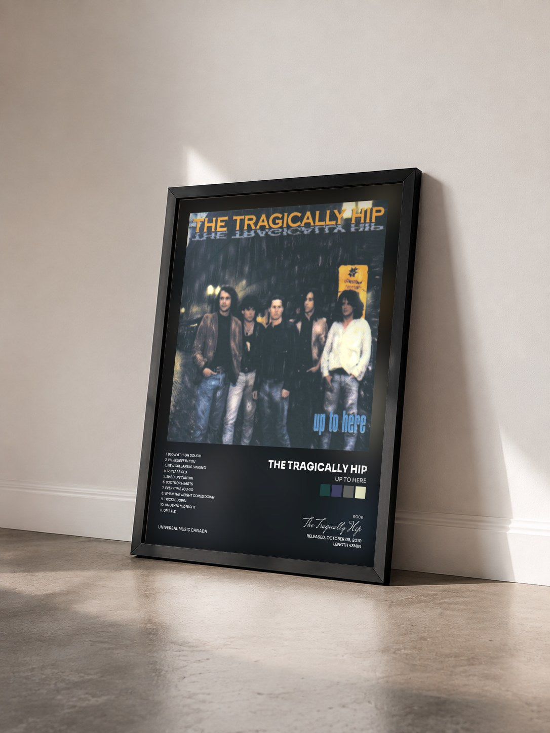 #noir Tableau de l'album Up To Here de The Tragically Hip vu de trois quarts, cadre noir