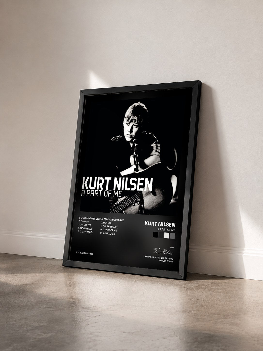 #noir Tableau de l'album A Part Of Me de Kurt Nilsen vu de trois quarts, cadre noir