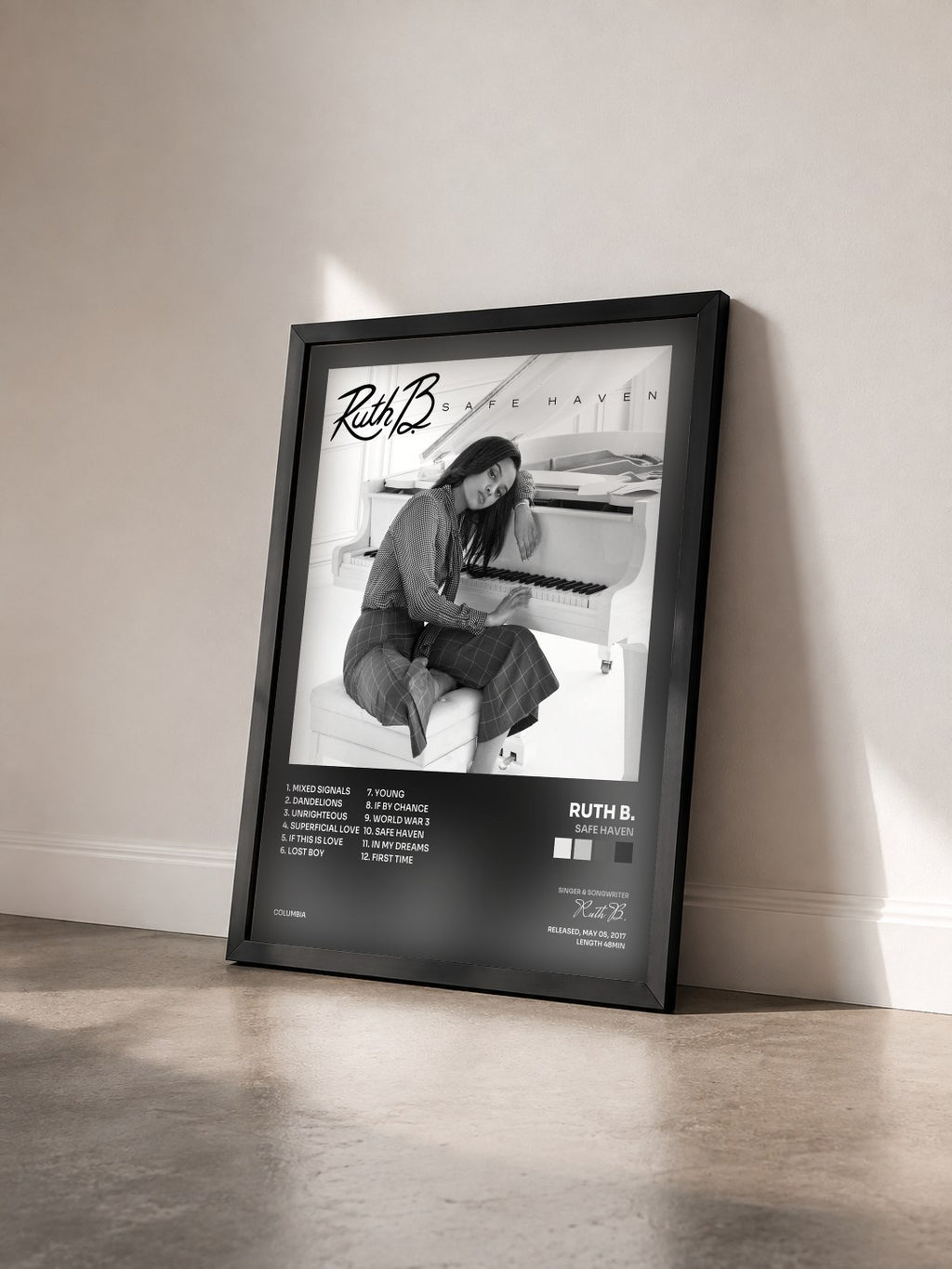 #noir Tableau de l'album Safe Haven de Ruth B. vu de trois quarts, cadre noir