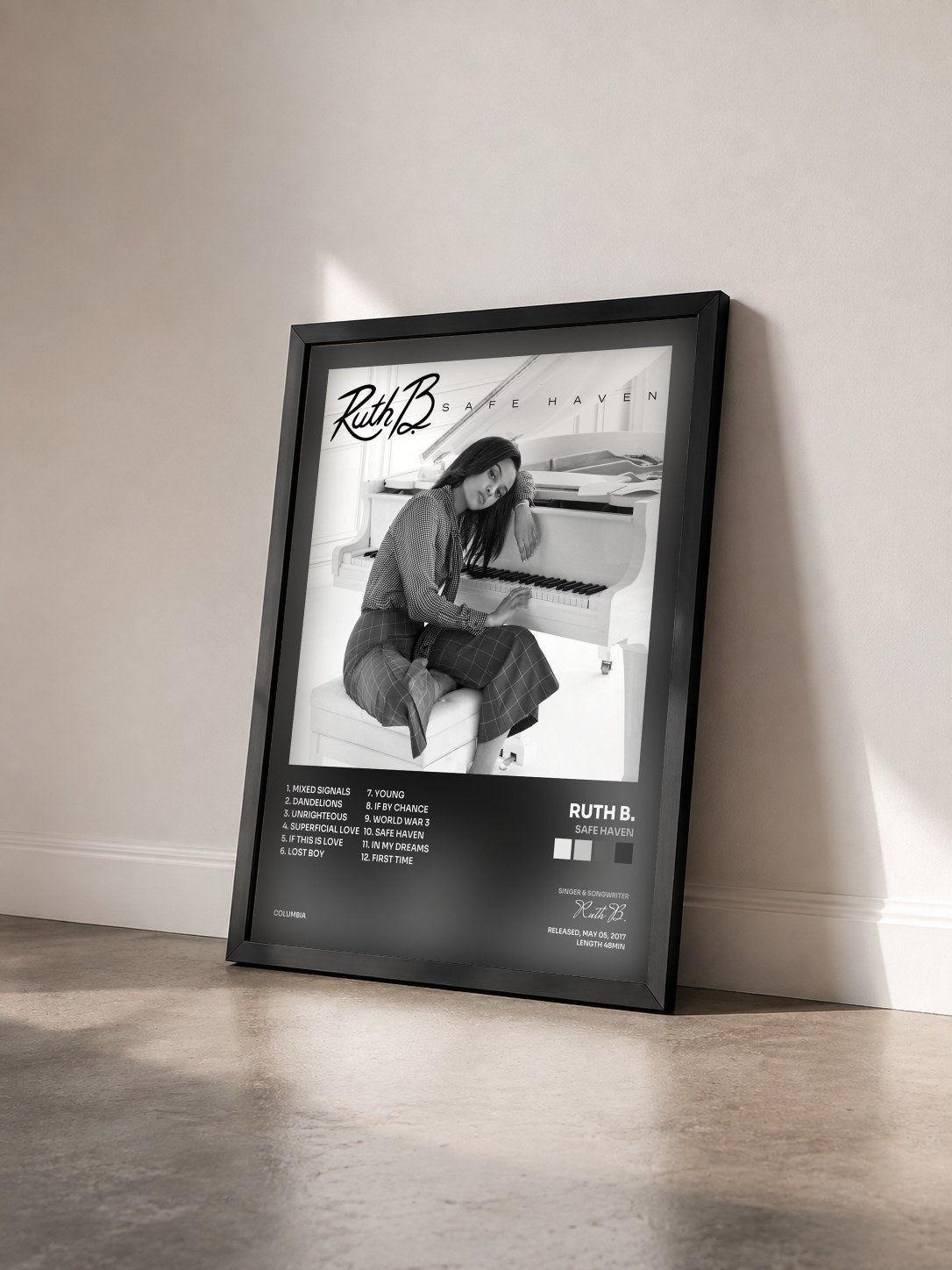 #noir Tableau de l'album Safe Haven de Ruth B. vu de trois quarts, cadre noir