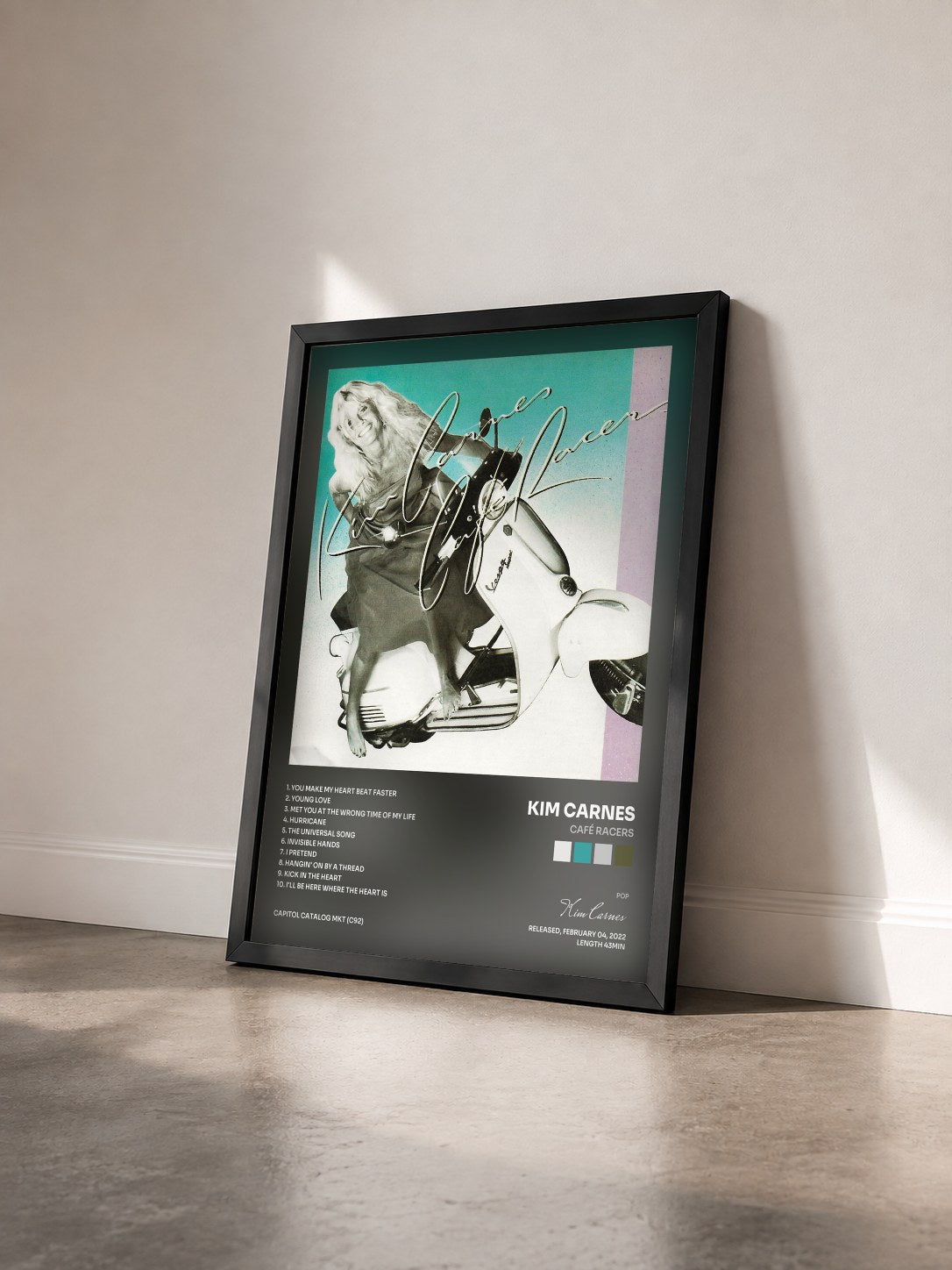 #noir Tableau de l'album Café Racers de Kim Carnes vu de trois quarts, cadre noir
