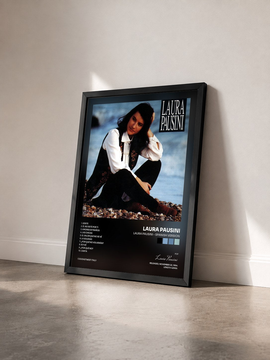 #noir Tableau de l'album Laura Pausini - Spanish Version de Laura Pausini vu de trois quarts, cadre noir