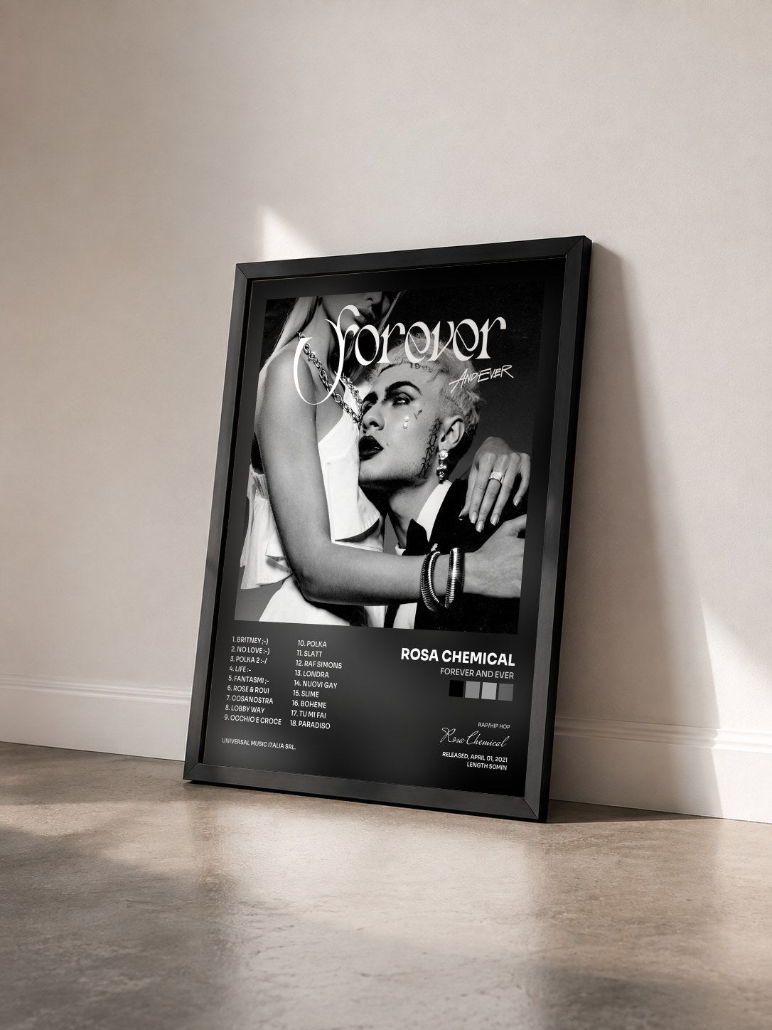 #noir Tableau de l'album FOREVER AND EVER de Rosa Chemical vu de trois quarts, cadre noir