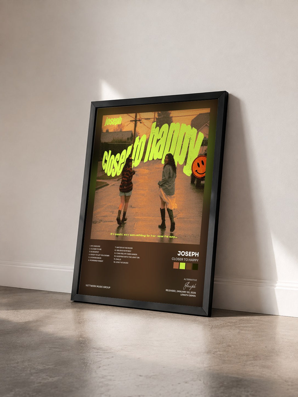 #noir Tableau de l'album Closer to Happy de Joseph vu de trois quarts, cadre noir