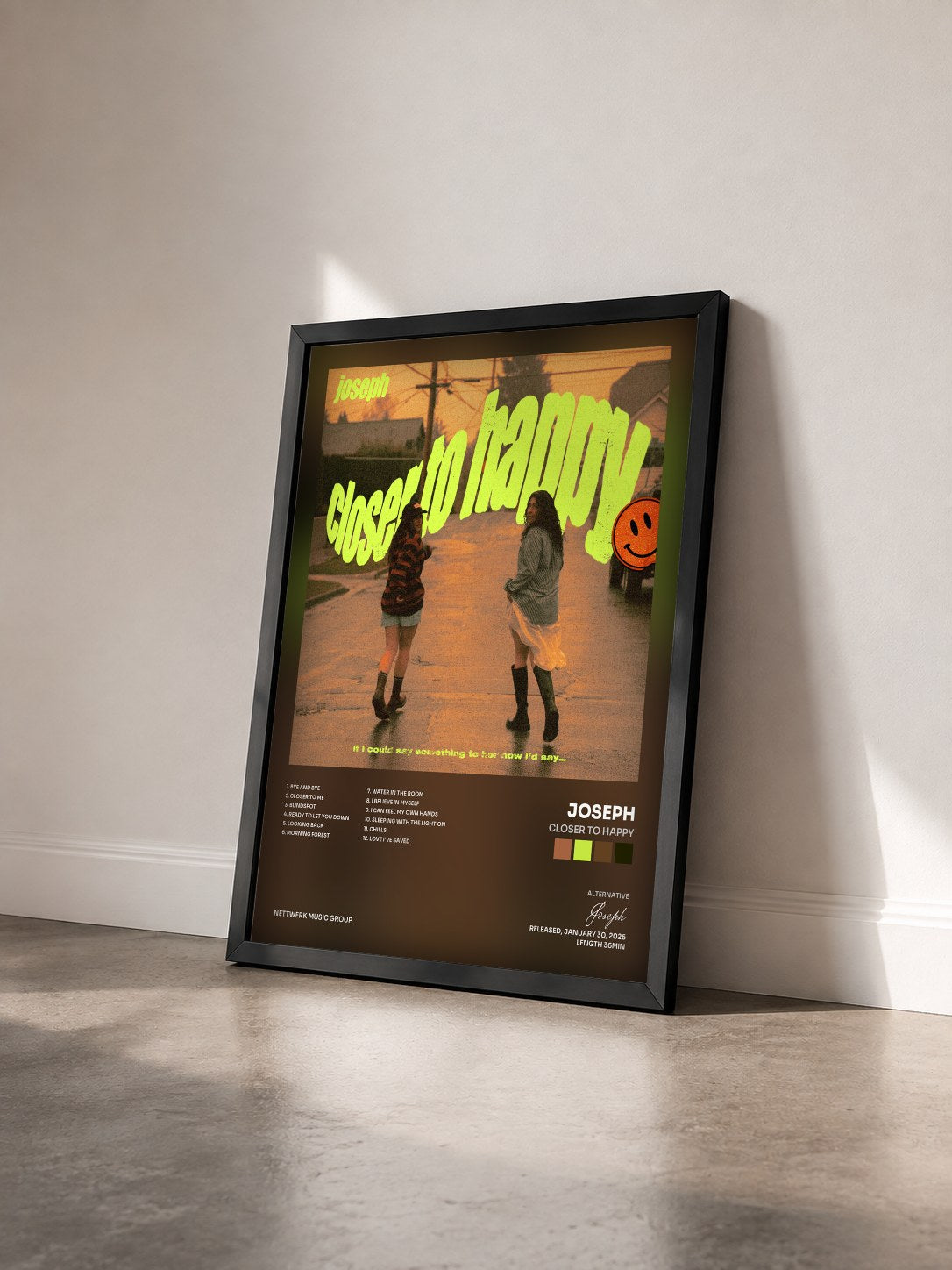 #noir Tableau de l'album Closer to Happy de Joseph vu de trois quarts, cadre noir