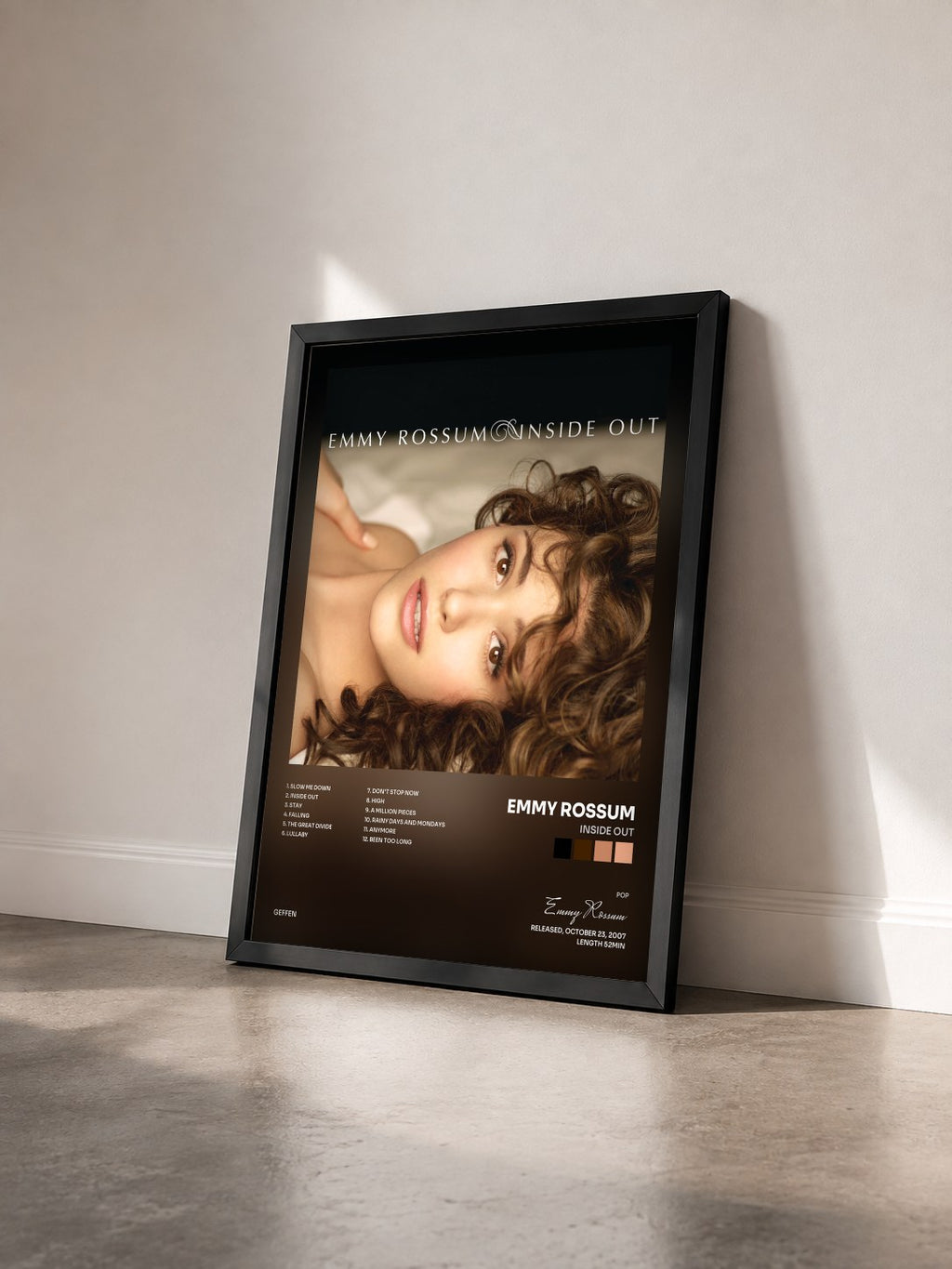 #noir Tableau de l'album Inside Out de Emmy Rossum vu de trois quarts, cadre noir