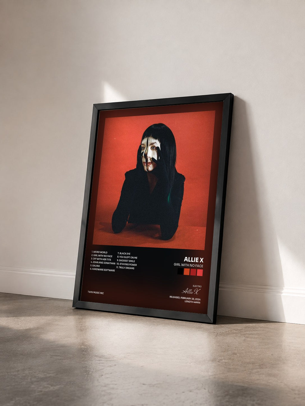 #noir Tableau de l'album Girl With No Face de Allie X vu de trois quarts, cadre noir