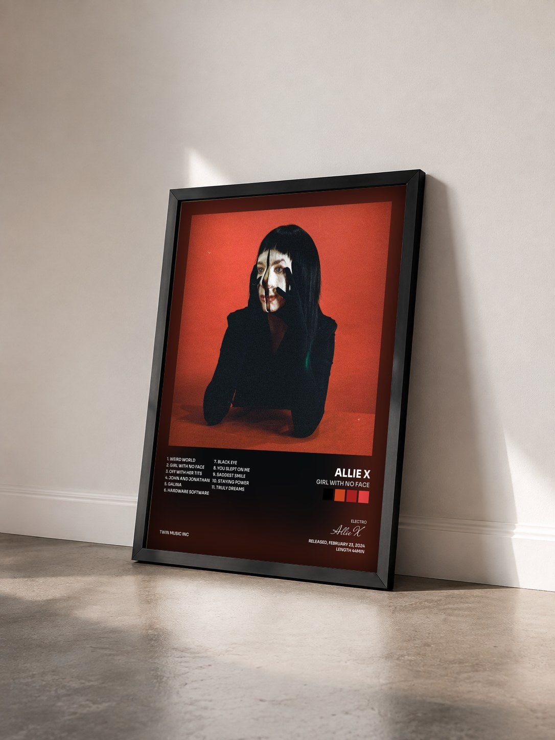 #noir Tableau de l'album Girl With No Face de Allie X vu de trois quarts, cadre noir