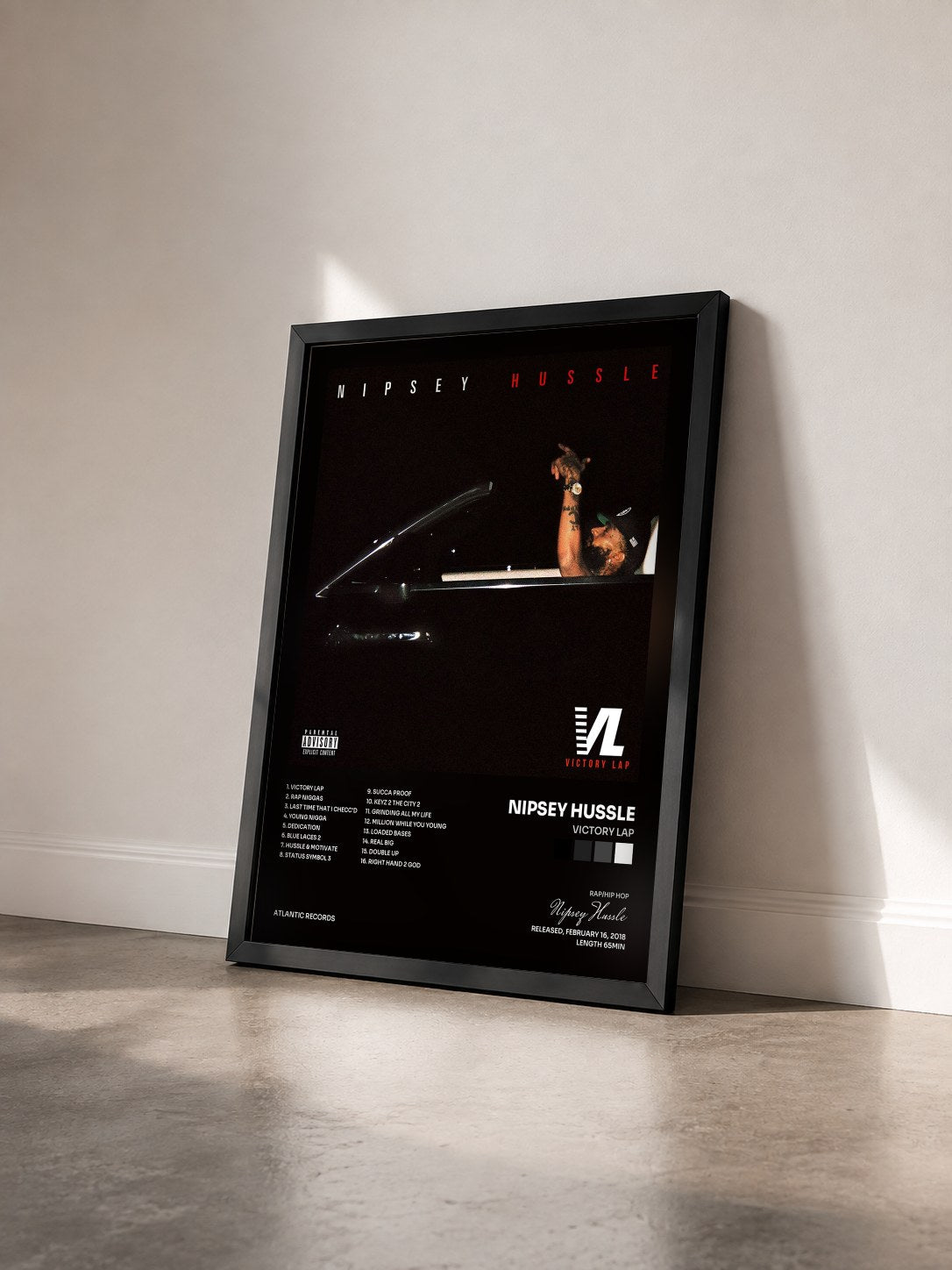 #noir Tableau de l'album Victory Lap de Nipsey Hussle vu de trois quarts, cadre noir