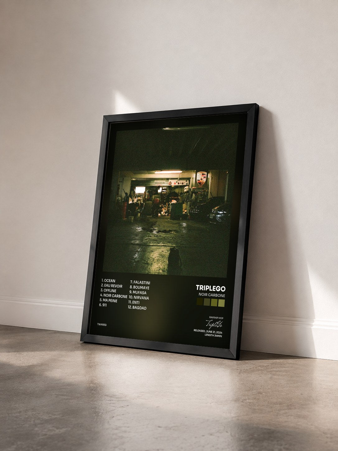 #noir Tableau de l'album NOIR CARBONE de TripleGo vu de trois quarts, cadre noir