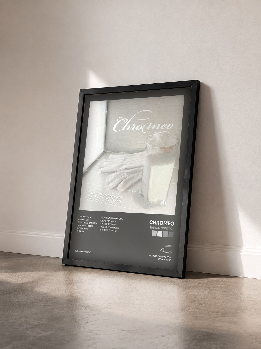 #noir Tableau de l'album She's in Control de Chromeo vu de trois quarts, cadre noir