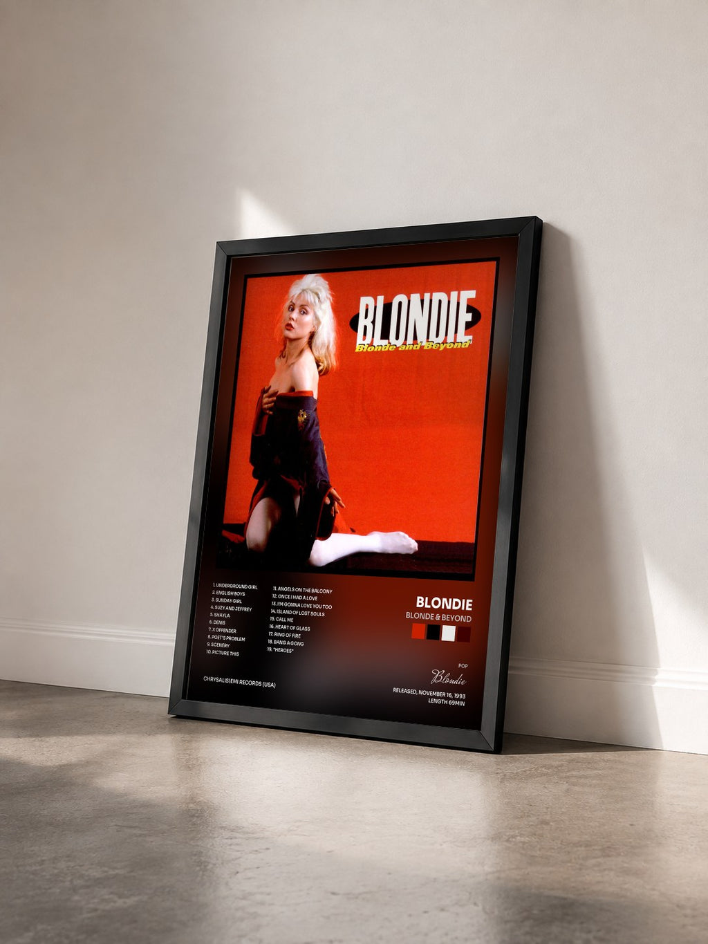 #noir Tableau de l'album Blonde & Beyond de Blondie vu de trois quarts, cadre noir