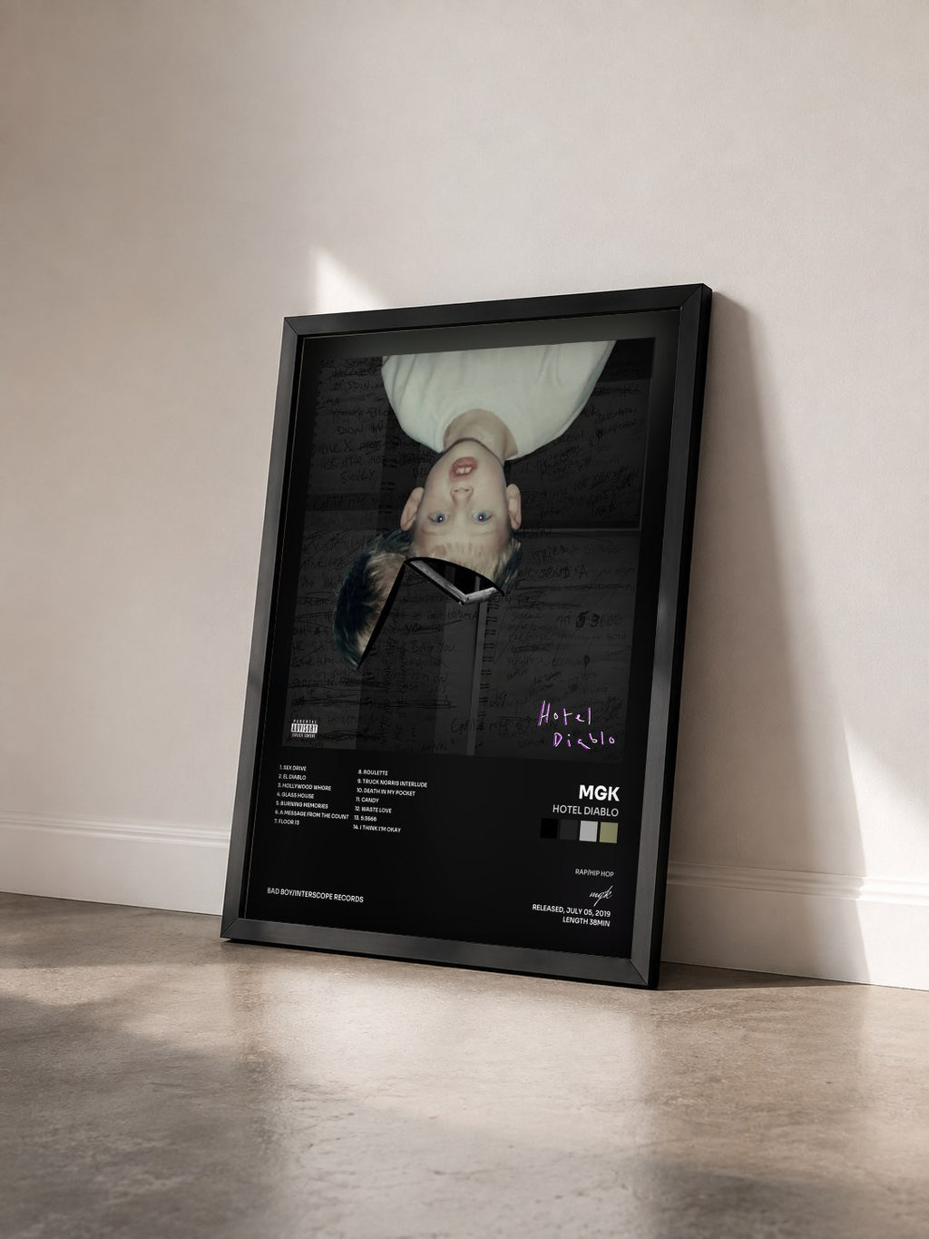 #noir Tableau de l'album Hotel Diablo de mgk vu de trois quarts, cadre noir