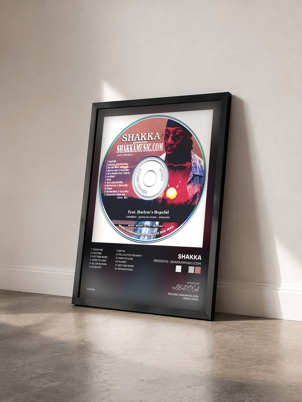 #noir Tableau de l'album presents - SHAKKAMUSIC.COM de SHAKKA vu de trois quarts, cadre noir