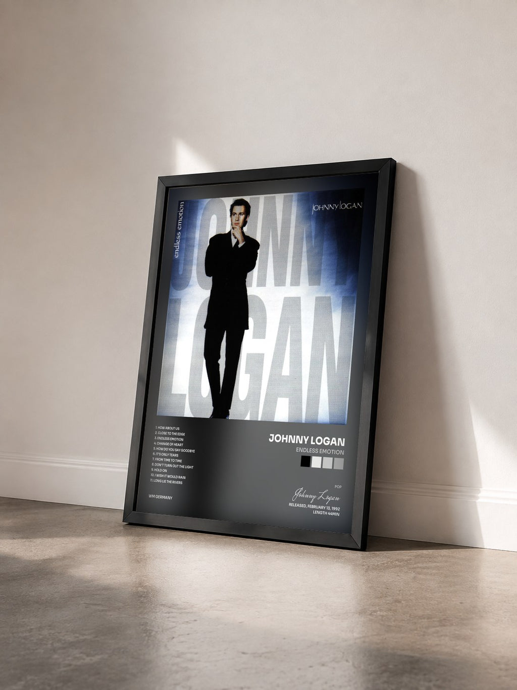 #noir Tableau de l'album Endless Emotion de Johnny Logan vu de trois quarts, cadre noir