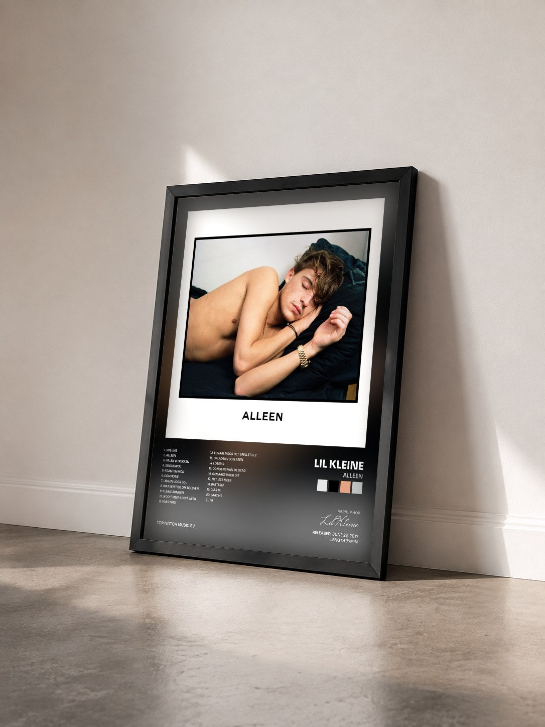 #noir Tableau de l'album Alleen de Lil Kleine vu de trois quarts, cadre noir