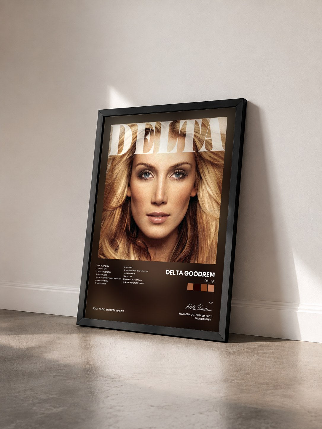 #noir Tableau de l'album Delta de Delta Goodrem vu de trois quarts, cadre noir