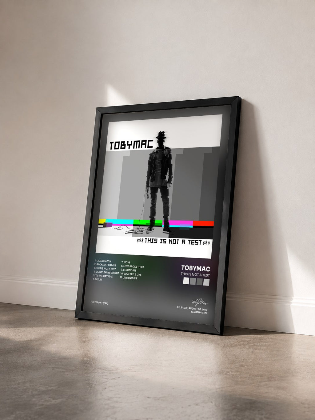 #noir Tableau de l'album This Is Not A Test de tobyMac vu de trois quarts, cadre noir