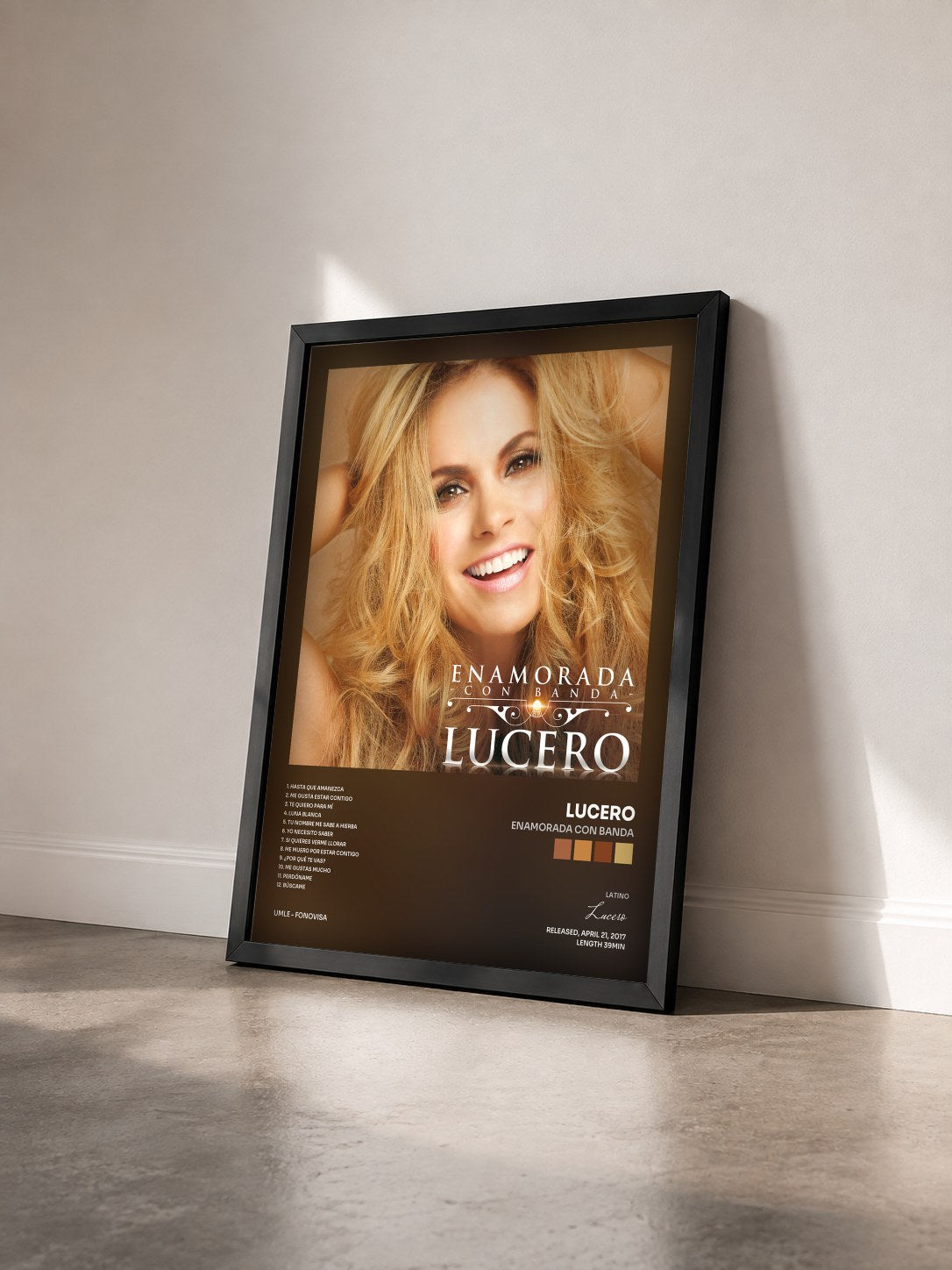 #noir Tableau de l'album Enamorada Con Banda de Lucero vu de trois quarts, cadre noir