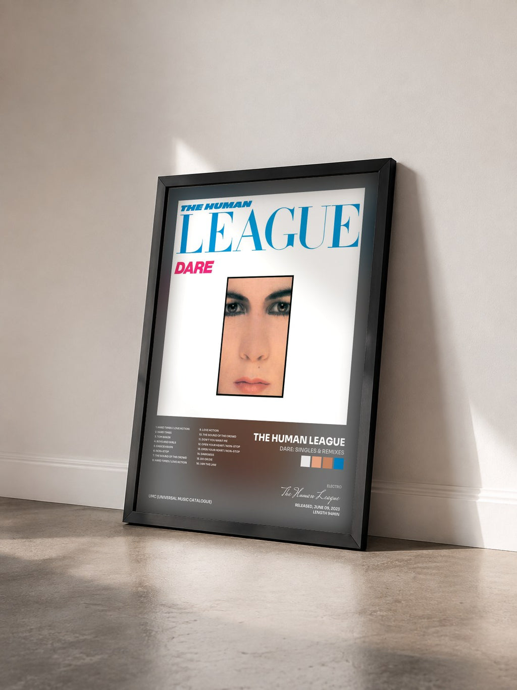 #noir Tableau de l'album Dare: Singles & Remixes de The Human League vu de trois quarts, cadre noir
