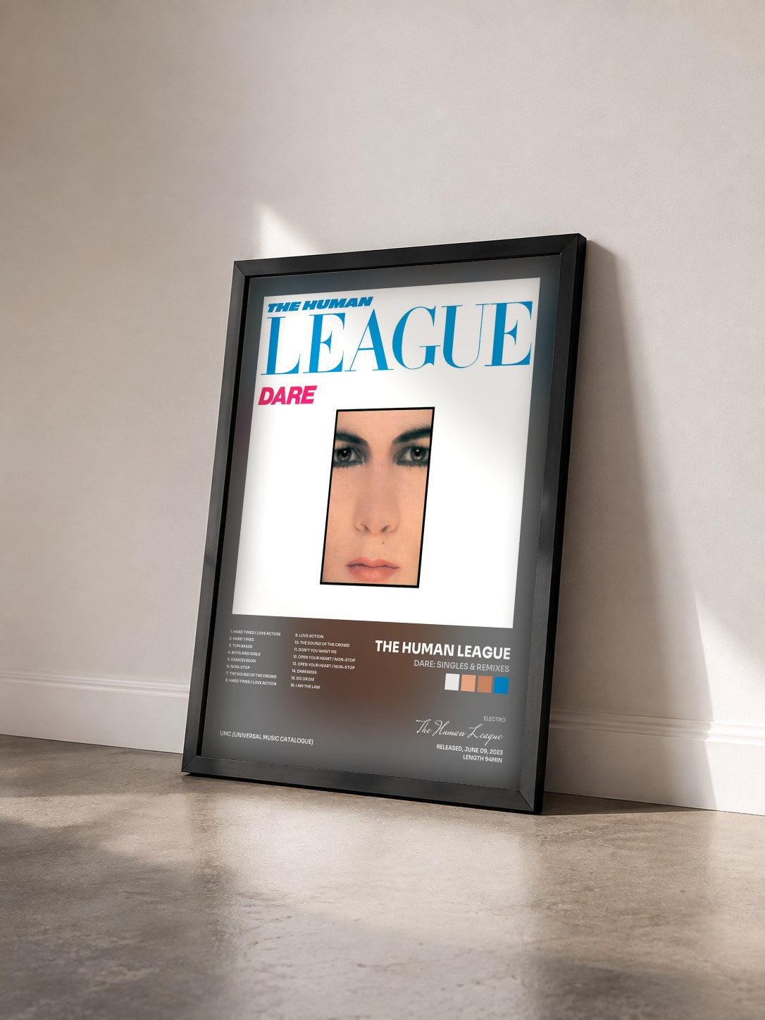 #noir Tableau de l'album Dare: Singles & Remixes de The Human League vu de trois quarts, cadre noir