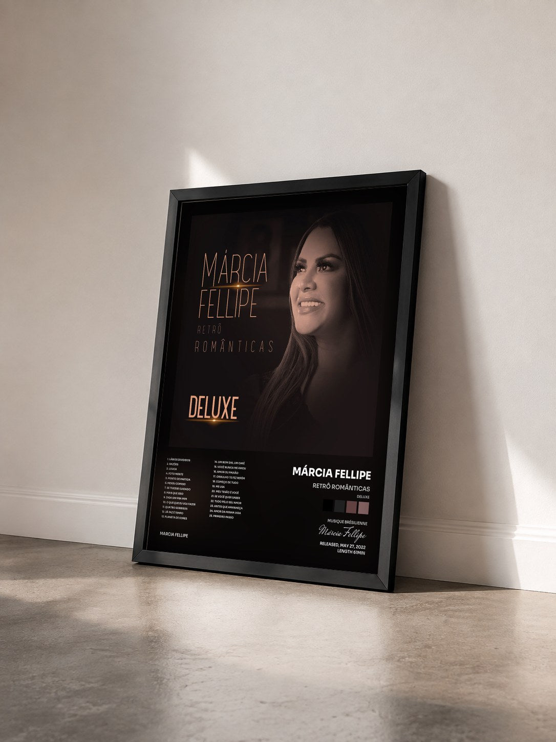 #noir Tableau de l'album Retrô Românticas (DELUXE) de Márcia Fellipe vu de trois quarts, cadre noir