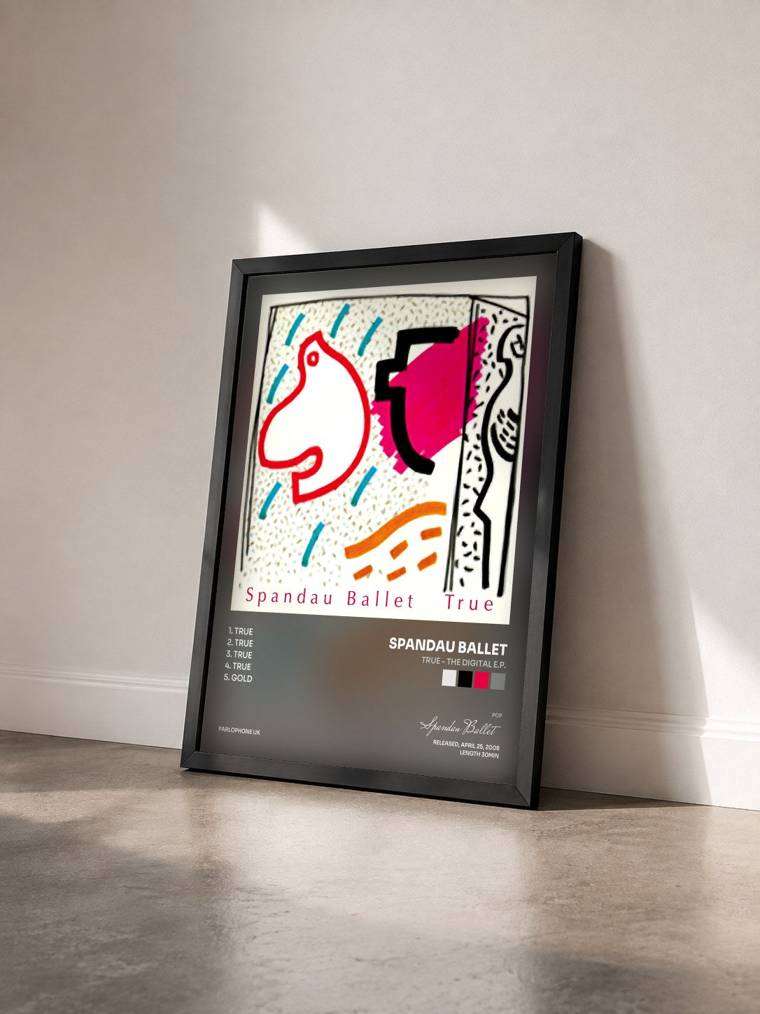 #noir Tableau de l'album True - The Digital E.P. de Spandau Ballet vu de trois quarts, cadre noir