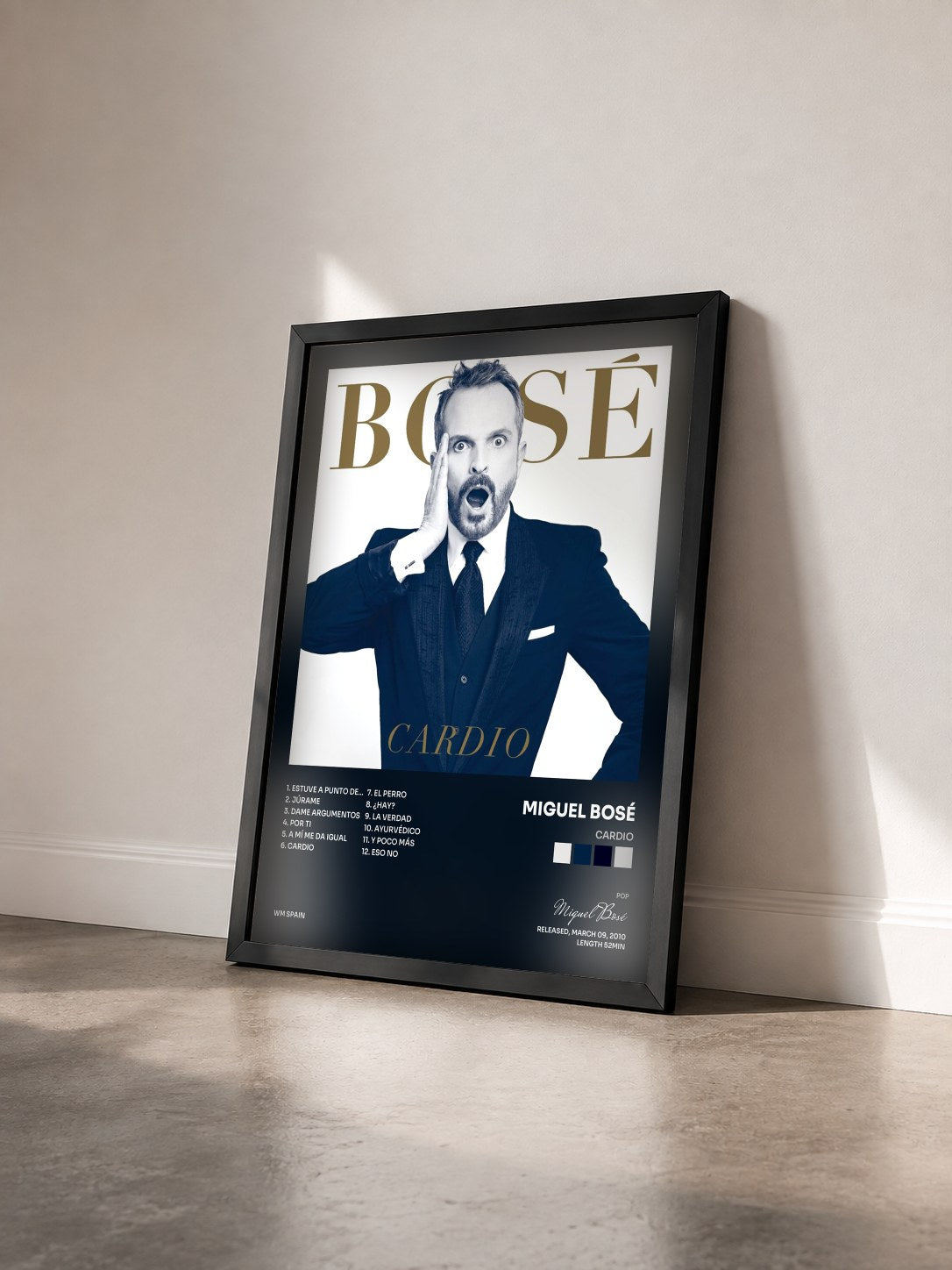 #noir Tableau de l'album Cardio de Miguel Bosé vu de trois quarts, cadre noir