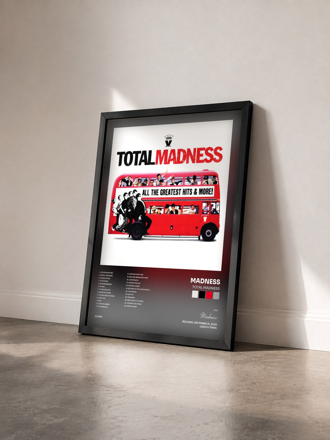 #noir Tableau de l'album Total Madness de Madness vu de trois quarts, cadre noir