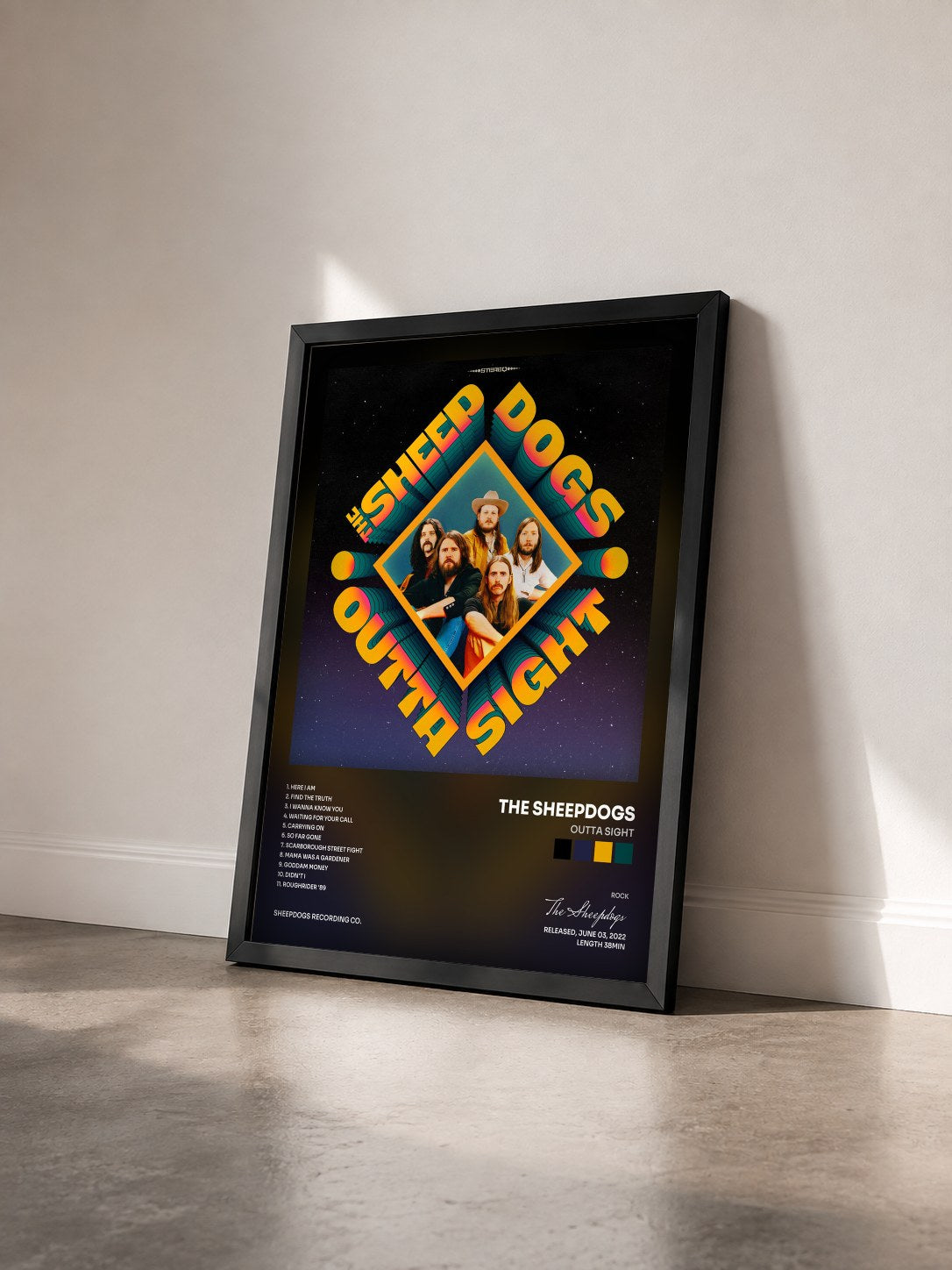 #noir Tableau de l'album Outta Sight de The Sheepdogs vu de trois quarts, cadre noir