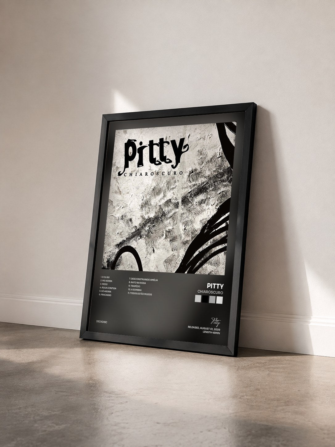 #noir Tableau de l'album Chiaroscuro de Pitty vu de trois quarts, cadre noir