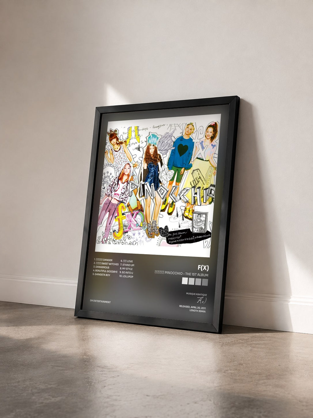 #noir Tableau de l'album 피노키오 Pinocchio - The 1st Album de F(x) vu de trois quarts, cadre noir