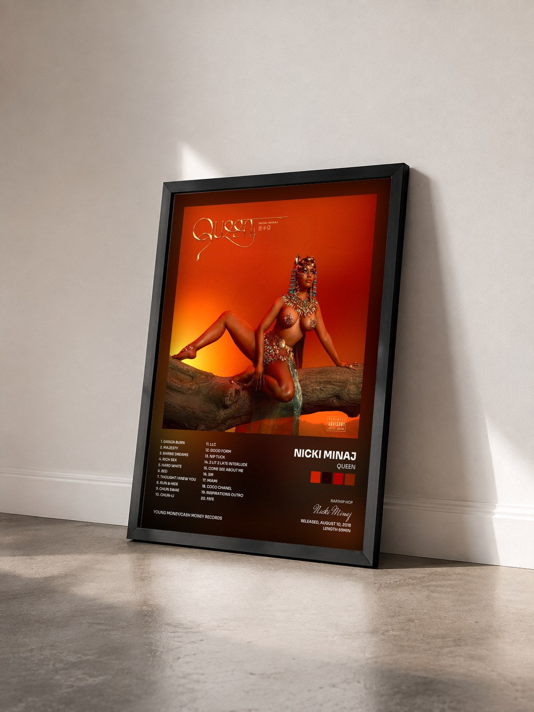 #noir Tableau de l'album Queen de Nicki Minaj vu de trois quarts, cadre noir