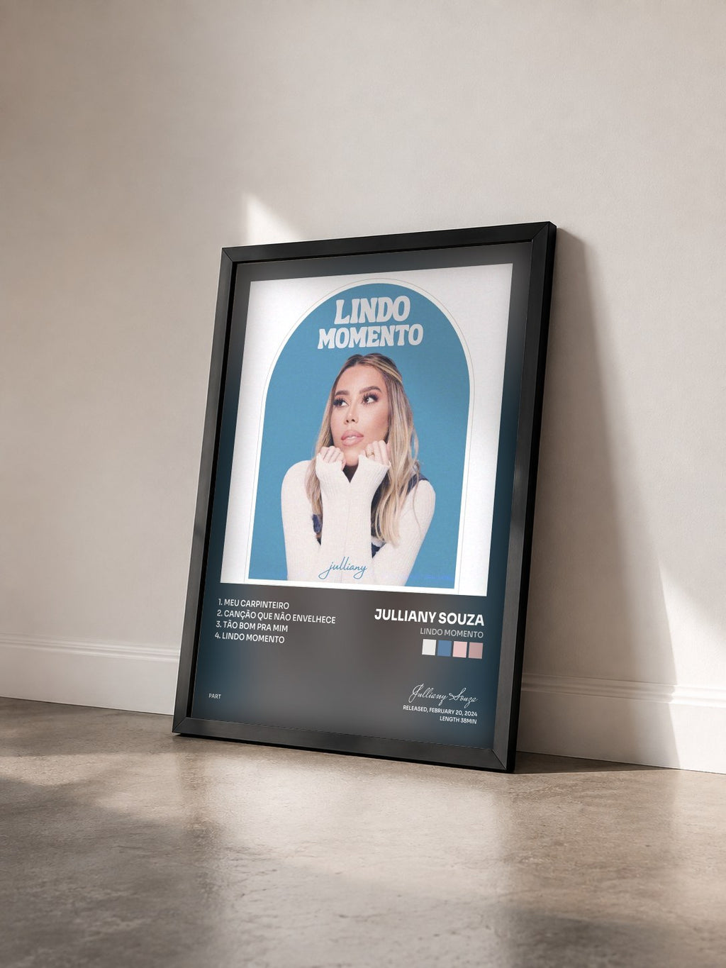 #noir Tableau de l'album Lindo Momento de Julliany Souza vu de trois quarts, cadre noir