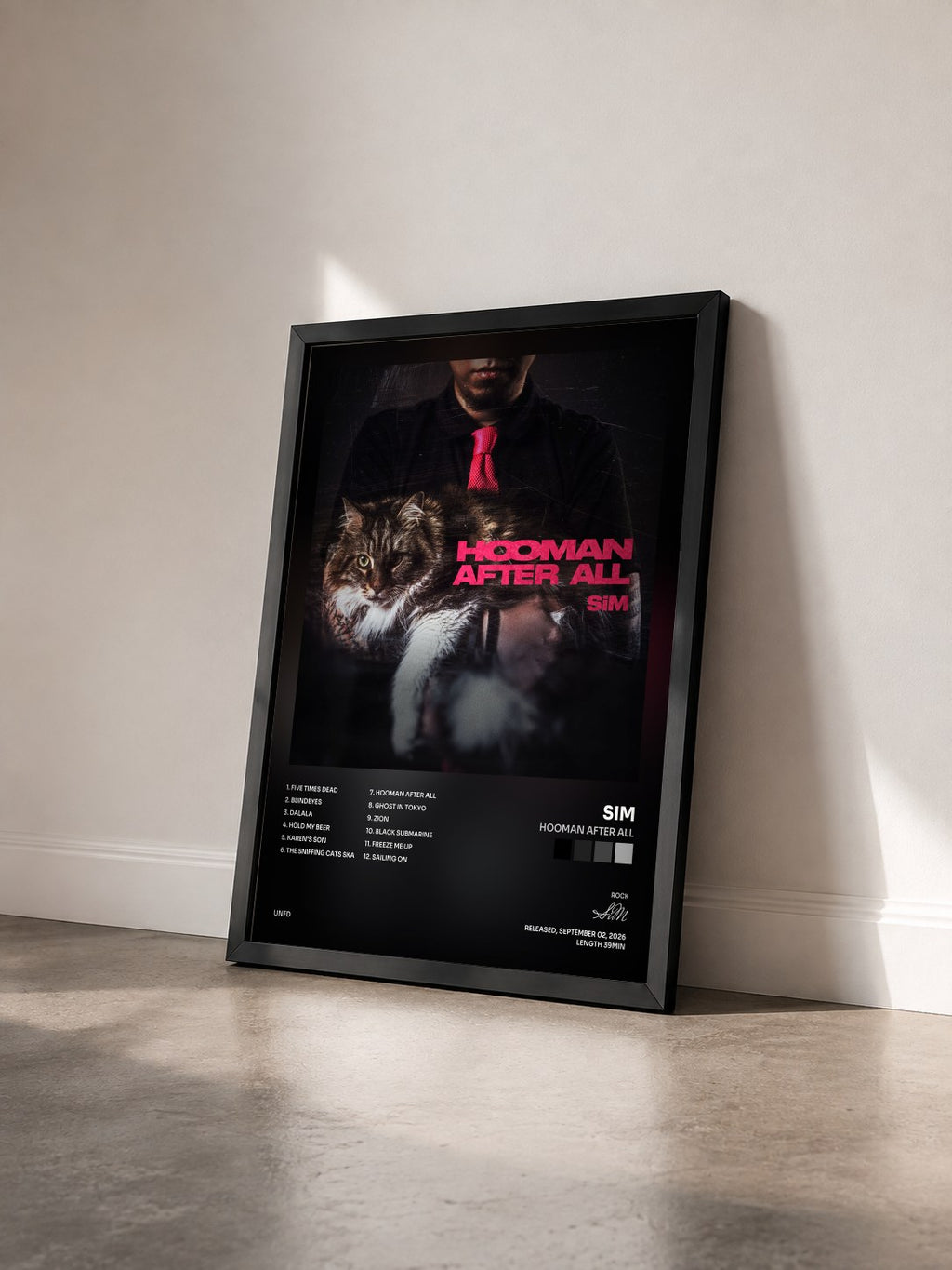 #noir Tableau de l'album HOOMAN AFTER ALL de SiM vu de trois quarts, cadre noir