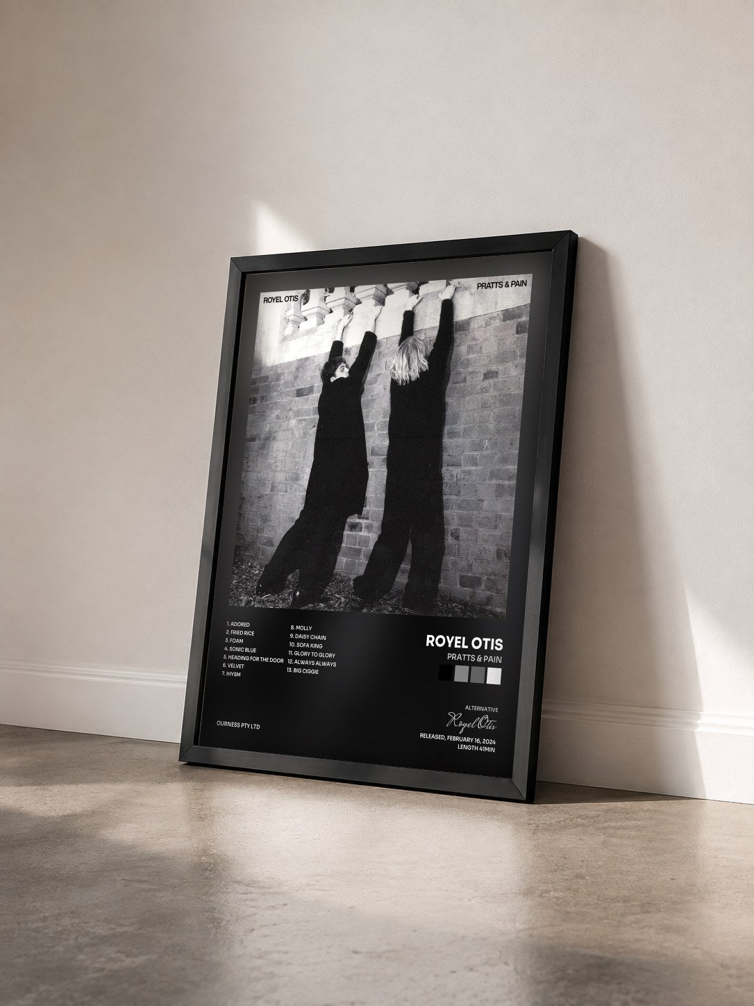 #noir Tableau de l'album PRATTS & PAIN de Royel Otis vu de trois quarts, cadre noir