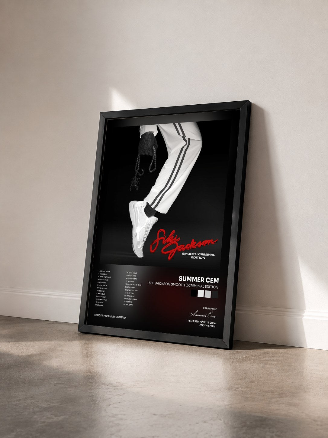 #noir Tableau de l'album SIKI JACKSON SMOOTH ​CRIMINAL EDITION de Summer Cem vu de trois quarts, cadre noir