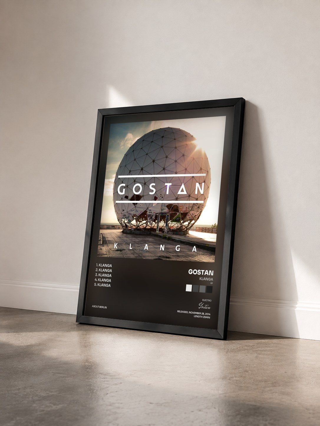 #noir Tableau de l'album Klanga (EP) de Gostan vu de trois quarts, cadre noir