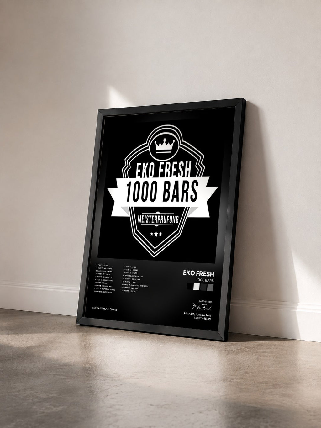 #noir Tableau de l'album 1000 Bars de Eko Fresh vu de trois quarts, cadre noir