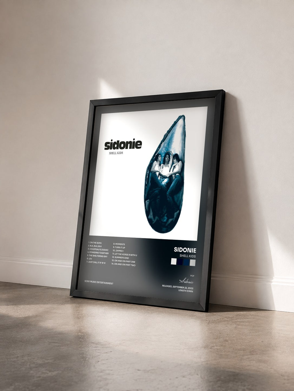 #noir Tableau de l'album Shell Kids de Sidonie vu de trois quarts, cadre noir