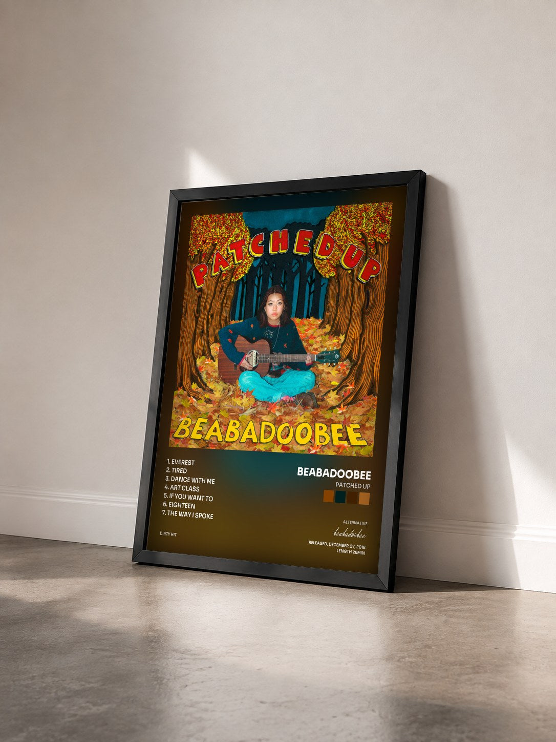 #noir Tableau de l'album Patched Up de beabadoobee vu de trois quarts, cadre noir